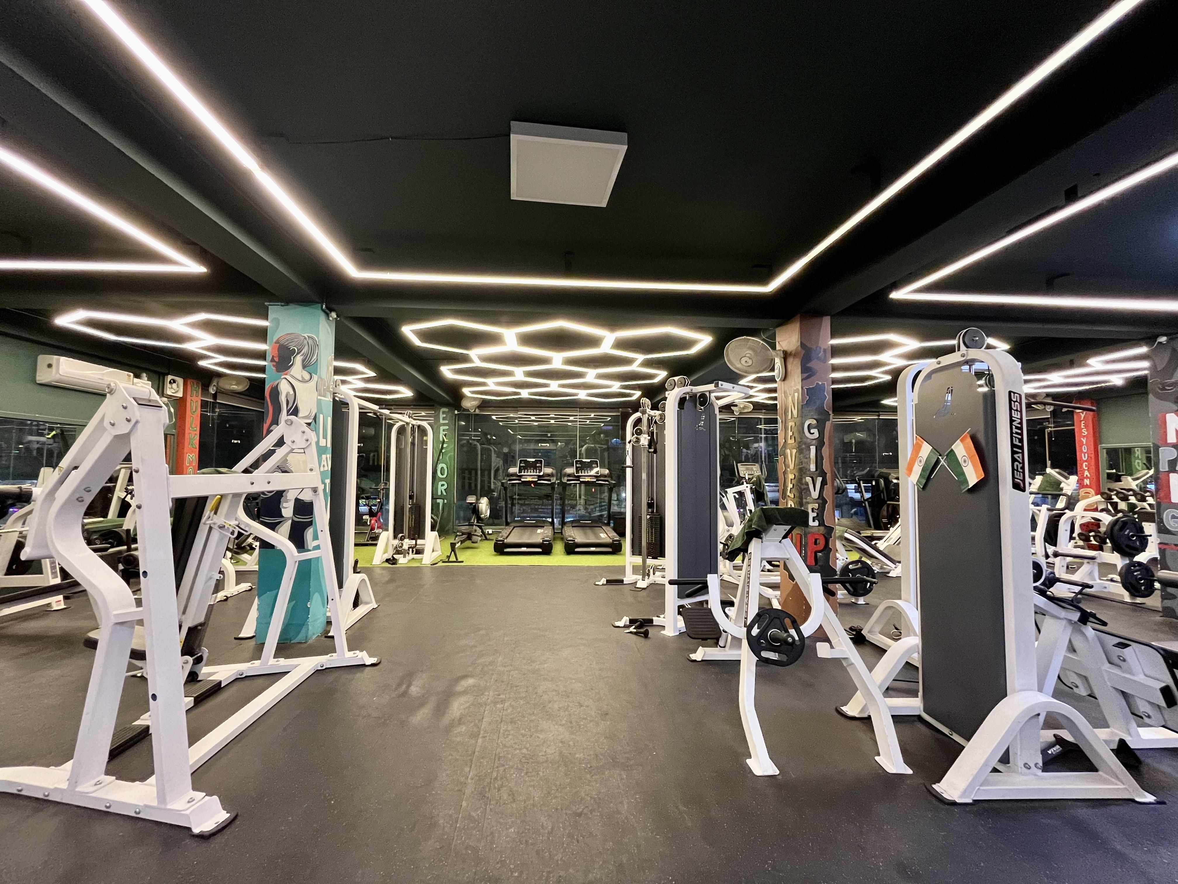 3D wall art and gym painting at Hulk Fitness